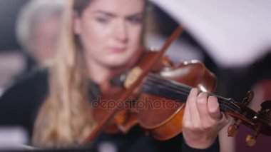 4k Senfoni orkestrası obuacıya odaklı bir performans sırasında