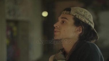 maske ve sprey ile 4 k grafiti sanatçısı kentsel alanda bir duvar üzerinde çalışıyor olabilir