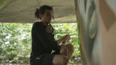 4 k yetenekli genç grafiti sokak sanatçısı kentsel alanda bir duvar üzerinde