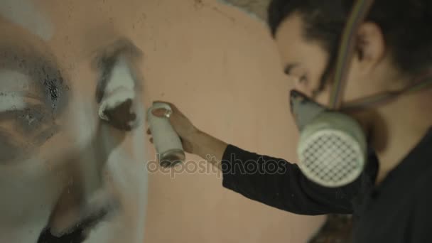 Graffiti Artist Con Maschera Spray Può Lavorare Murale Zona Urbana — Video Stock
