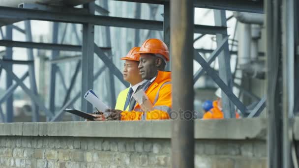 Engenheiros Canteiro Obras Olhando Para Planos Discutindo Projeto — Vídeo de Stock