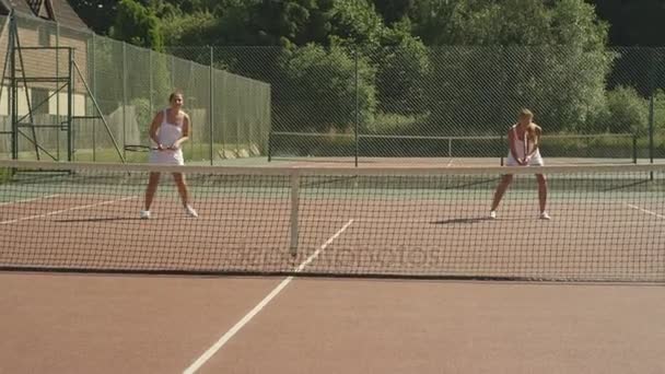 Feminino Dobra Jogadores Tênis Marcando Ponto Durante Jogo — Vídeo de Stock