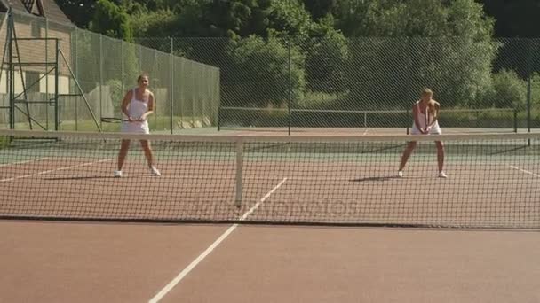 Femenina Dobla Tenistas Anotando Punto Durante Partido — Vídeo de stock