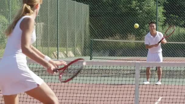 Jugadora Tenis Femenina Competitiva Jugando Contra Oponente Masculino — Vídeo de stock