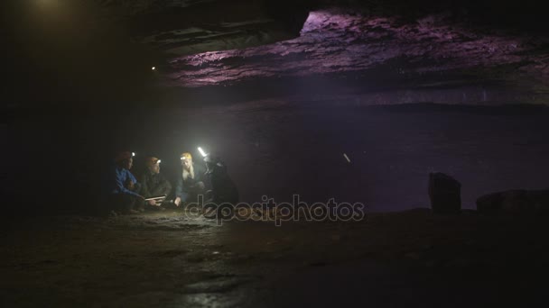 Equipe Geólogos Explorando Caverna Subterrânea Estudando Formação Rochas — Vídeo de Stock