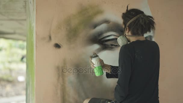 Artista Urbano Derramando Tinta Bandeja Para Cobrir Graffiti Existente Uma — Vídeo de Stock