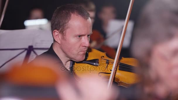 4K在以小提琴家为重点的表演中的交响乐团 — 图库视频影像