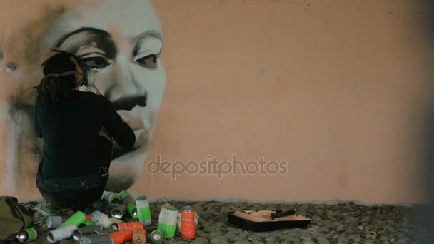 Artista Graffiti Enmascarado Creando Retrato Del Rostro Una Mujer Pared — Vídeo de stock