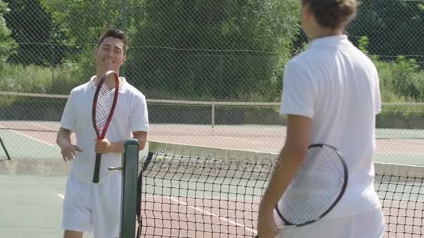 Jogadores Tênis Masculino Fazendo Uma Pausa Jogo Para Recuperar Fôlego — Vídeo de Stock