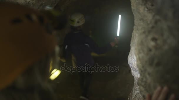 Ομάδα Potholers Σκληρά Καπέλα Και Λαμπτήρες Εξερεύνηση Υπόγεια Σπηλιά — Αρχείο Βίντεο