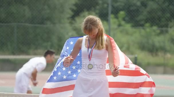 국기와 금메달 테니스 선수의 초상화 — 비디오