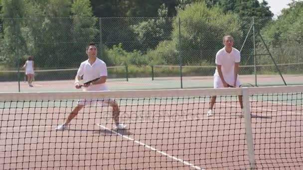 Masculino Dobra Jogadores Tênis Desfrutando Jogo Quadra Livre Verão — Vídeo de Stock