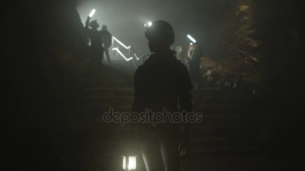 斯派克斯普林克斯在地下洞穴 在黑暗中与灯发光剪影 — 图库视频影像