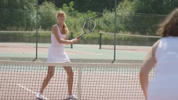 Jugadora Tenis Femenina Competitiva Jugando Contra Oponente Cancha Aire Libre — Vídeos de Stock