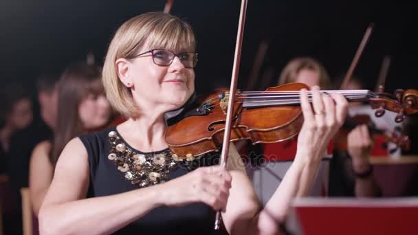 Συμφωνική Ορχήστρα Κατά Διάρκεια Παράστασης Έμφαση Στους Βιολιστές — Αρχείο Βίντεο