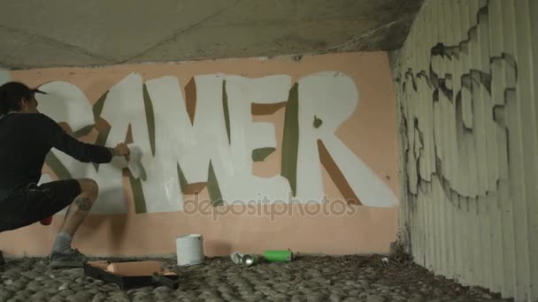 Primo Piano Portata Mano Dell Artista Graffiti Utilizzando Rullo Vernice — Video Stock