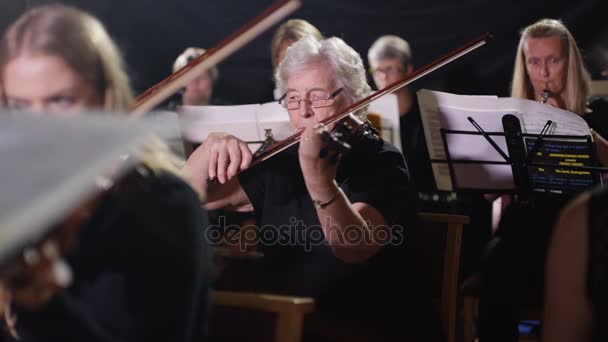 Symphonieorchester Während Eines Auftritts Mit Schwerpunkt Geiger — Stockvideo