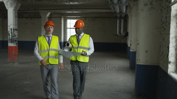 Architekten Oder Ingenieure Diskutieren Die Pläne Auf Der Baustelle — Stockvideo