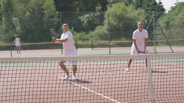 Erkek Çiftler Tenis Oyuncuları Bir Oyun Açık Sahada Yaz Keyfi — Stok video