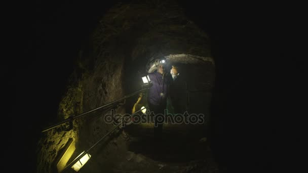 Ομάδα Potholers Εξερεύνηση Υπόγεια Σπηλιά Εστίαση Γυναίκα Στο Μπροστινό Μέρος — Αρχείο Βίντεο