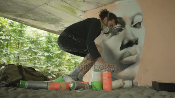 Ritratto Ravvicinato Graffitaro Mascherato Lavoro — Video Stock