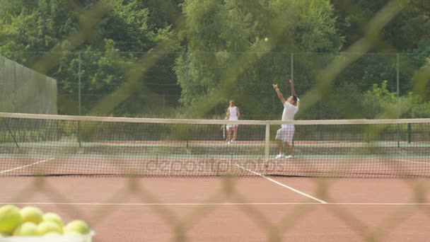 Мужской Теннисист Практикующий Свою Подачу Открытом Корте Летом — стоковое видео