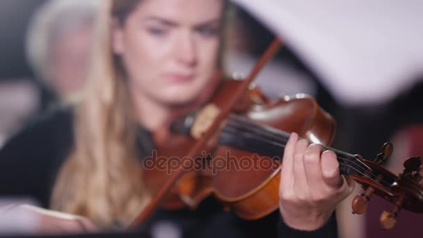 Orquestra Sinfônica Durante Uma Apresentação Com Foco Violinista Filmagem De Stock