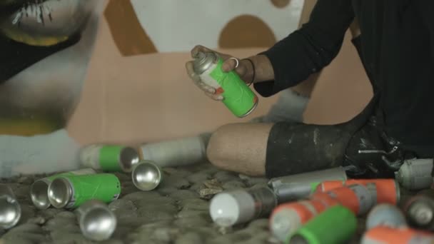 Giovani Talentuosi Graffiti Street Artist Che Lavorano Murale Nell Area — Video Stock