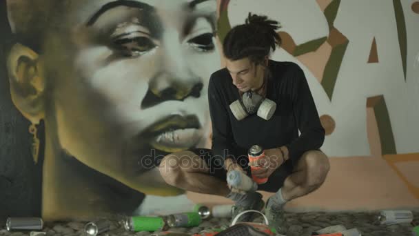 Begåvade Unga Gatan Graffitimålare Arbetar Väggmålning Stadsområde — Stockvideo
