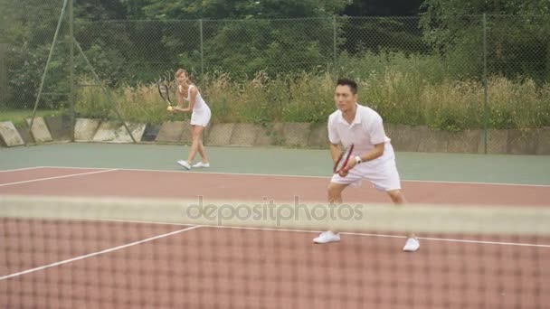 Hizmet Veren Açık Sahada Bir Noktaya Puanlama Erkek Kadın Tenisçiler — Stok video