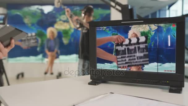 Equipe Televisiva Presentatore Studio Che Prepara Andare Diretta Onda — Video Stock