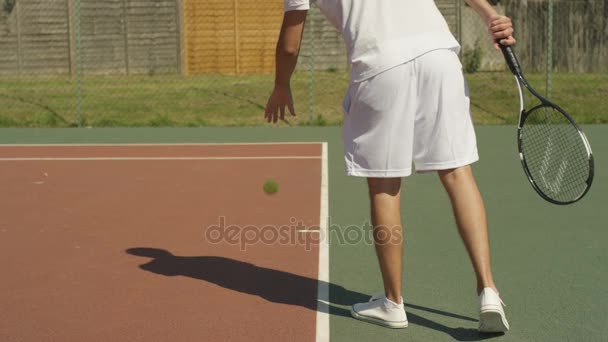 Jugador Tenis Irreconocible Sirviendo Pelota Durante Juego — Vídeo de stock