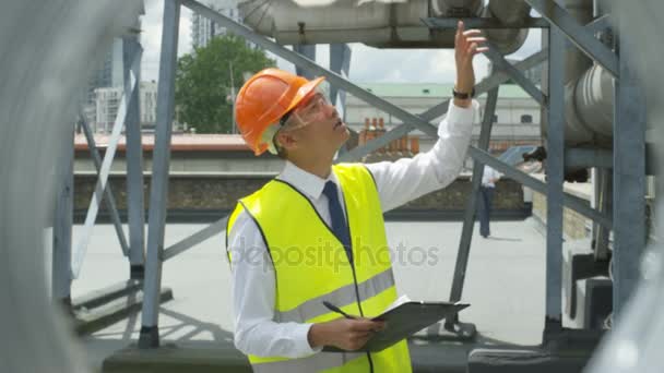 Ingeniero Que Trabaja Industria Eléctrica Revisando Tuberías Tomando Notas — Vídeos de Stock