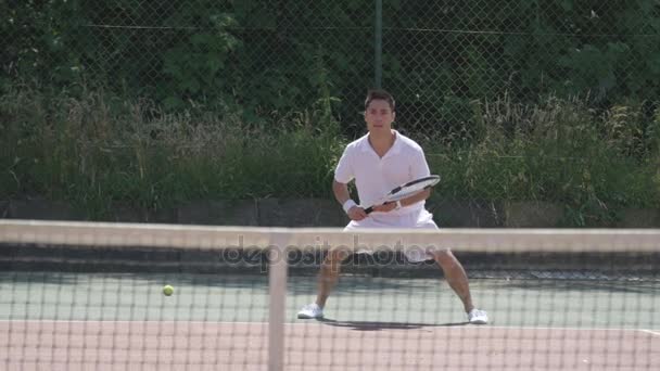 Мужские Теннисисты Наслаждаются Игрой Открытом Воздухе Летом — стоковое видео