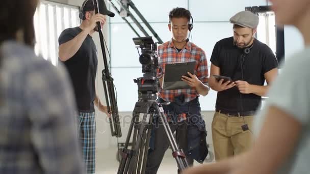 Equipe Télévision Studio Préparant Aller Direct Sur Les Ondes — Video