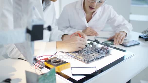 Elektronikai Mérnök Dolgozik Lab Építése Tesztelése Elektronikus Eszközök — Stock videók