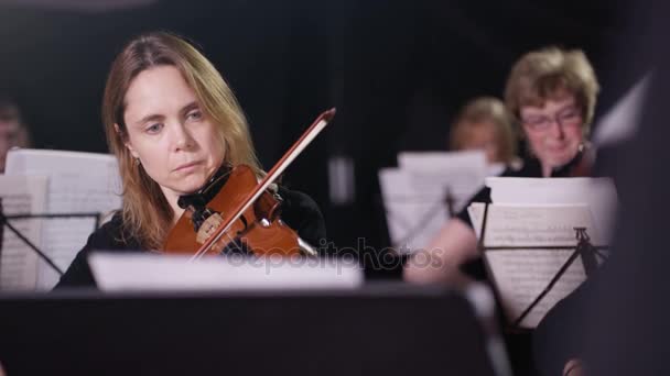 Orquesta Sinfónica Durante Una Actuación Con Enfoque Violinistas — Vídeos de Stock