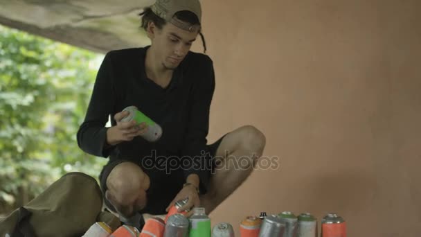 Času Zanikla Graffiti Umělec Používající Různé Bolesti Zapsat Svou Značku — Stock video