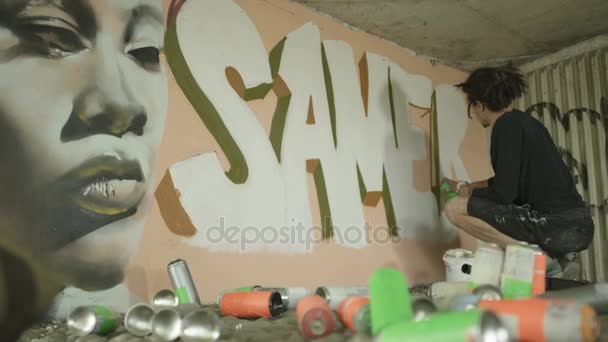 Masked Graffiti Artist Створює Портрет Жіночого Обличчя Міській Стіні — стокове відео