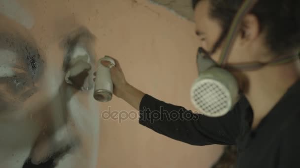 Καλλιτέχνης Γκράφιτι Μάσκα Και Ψεκασμού Μπορεί Εργάζεται Για Μια Τοιχογραφία — Αρχείο Βίντεο