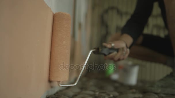 Getalenteerde Jonge Straat Graffitikunstenaar Werken Een Muurschildering Stedelijk Gebied — Stockvideo