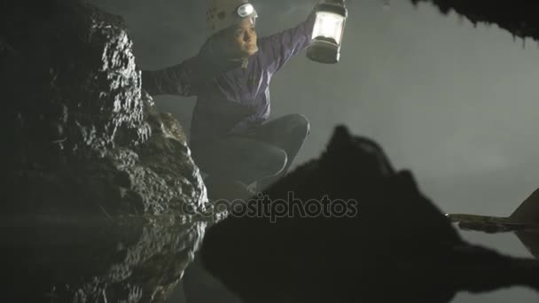 Геолог Досліджує Підземну Печеру Дивлячись Утворення Каменів Водний Басейн — стокове відео