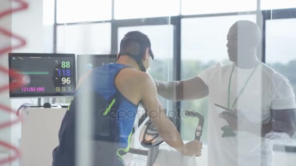 Sport Profesionist Analizarea Nivelului Fitness Omului Echipamente Tech — Videoclip de stoc