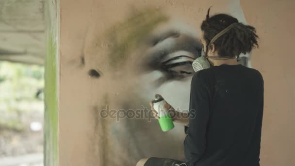 Urban Artysta Nalewanie Farby Zasobnika Pokrycie Istniejących Graffiti Ścianie — Wideo stockowe