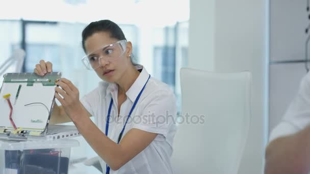 Ingénieurs Électronique Travaillant Dans Construction Laboratoires Les Essais Appareils Électroniques — Video