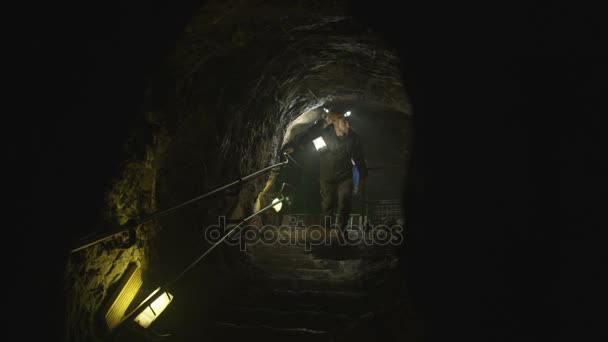 Csapat Potholers Kemény Kalapok Lámpák Felfedezésével Töltött Földalatti Barlangrendszer — Stock videók