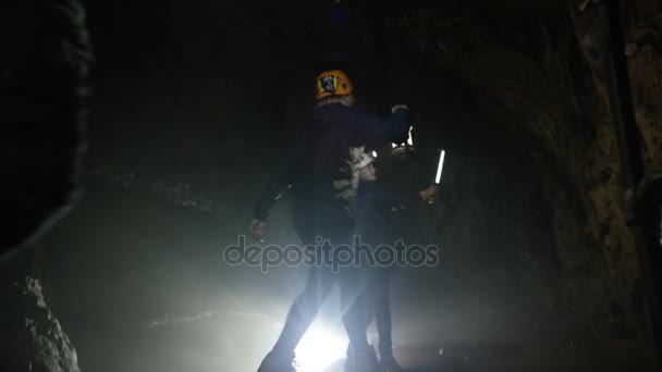 Equipe Buracos Com Chapéus Duros Lâmpadas Explorando Sistema Cavernas Subterrâneas — Vídeo de Stock