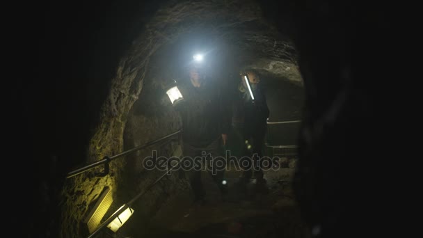 Potholers Zor Şapka Yeraltı Mağara Sistemi Keşfetmek Lambalar Ile Takım — Stok video