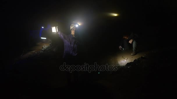 Equipe Geólogos Explorando Caverna Subterrânea Olhando Para Formação Rochas — Vídeo de Stock