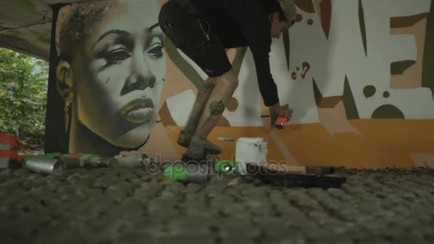 4 k talentovanými mladými graffiti pouliční umělec, který pracuje na nástěnné malbě v městské oblasti